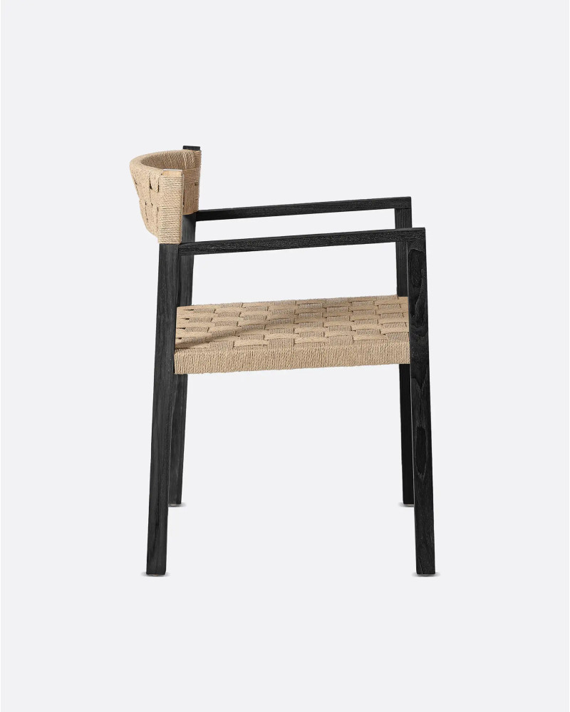 Chaise avec accoudoirs CORA en bois de teck et corde de papier 52 x 56 x 77 cm en couleur noire et naturelle