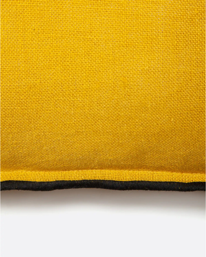 Housse de coussin NADIVI en lin 50 x 50 cm en couleur moutarde