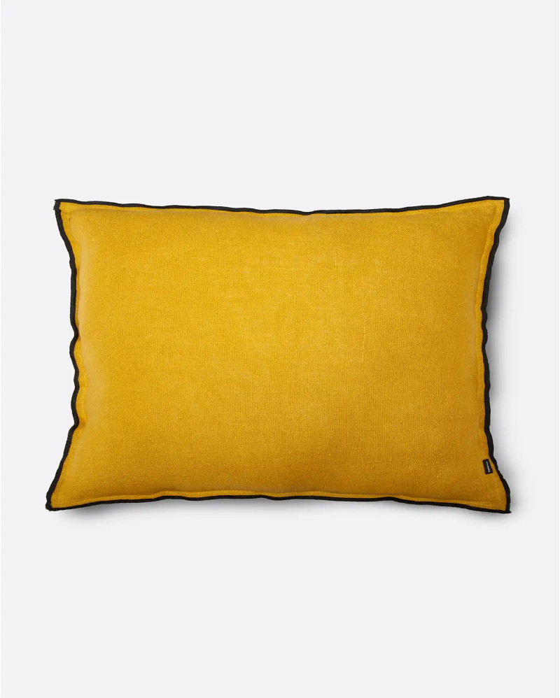 Housse de coussin NADIVI en lin 60 x 40 cm en couleur moutarde