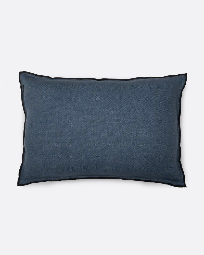 Housse de coussin NADIVI en lin 60 x 40 cm en couleur bleu denim