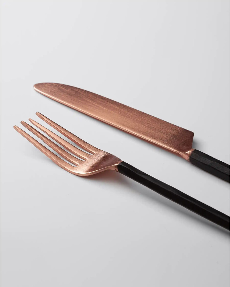 TUTUPI cutlery in stainless steel 23 x 0,5 x 4 cm in copper colour. Set of 4 units