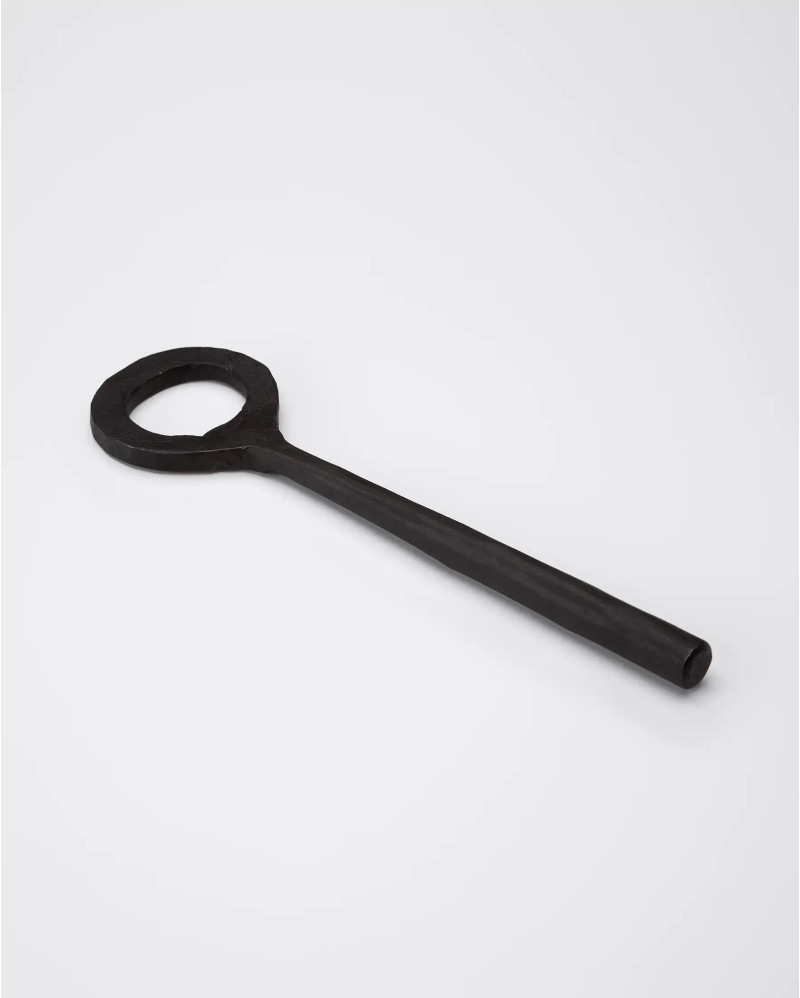 TUTUPI bottle opener in stainless steel 15 x 0,5 x 4 cm in black colour