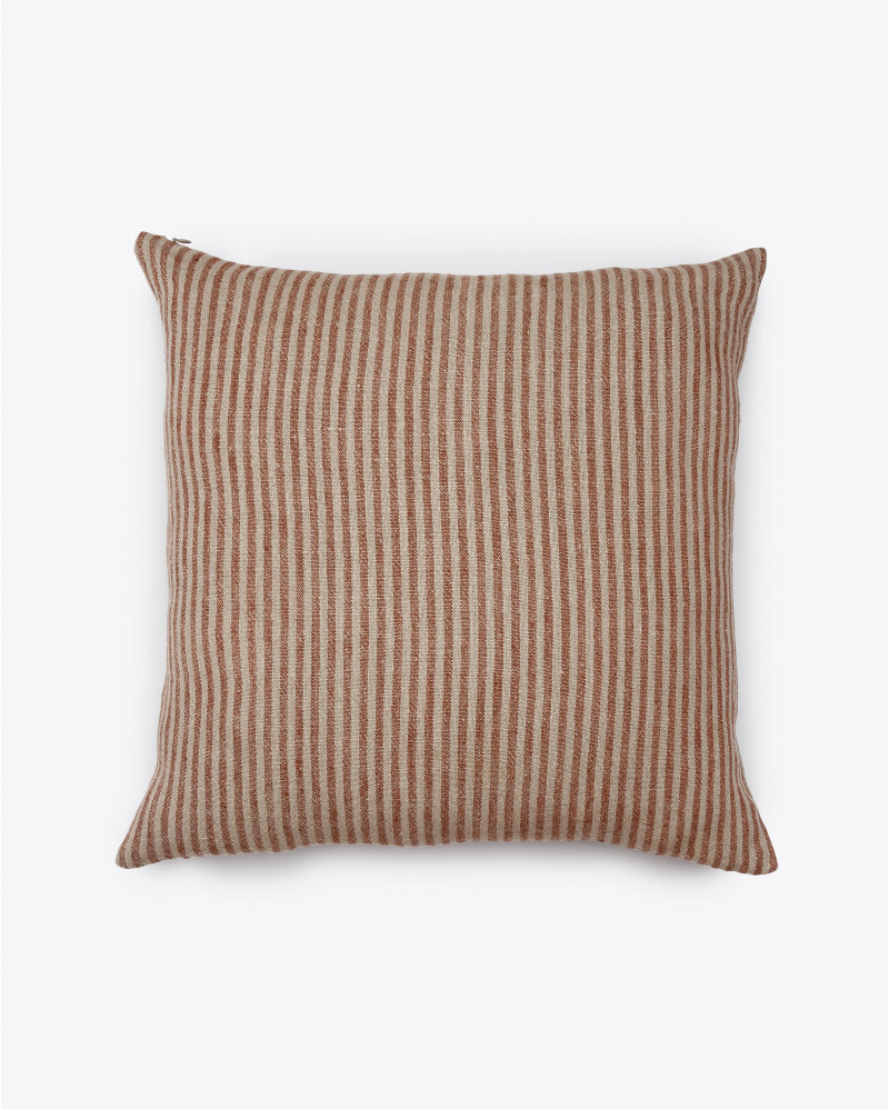 Housse de coussin NOHAR en lin 50 x 50 cm en couleur naturelle avec des rayures brunes