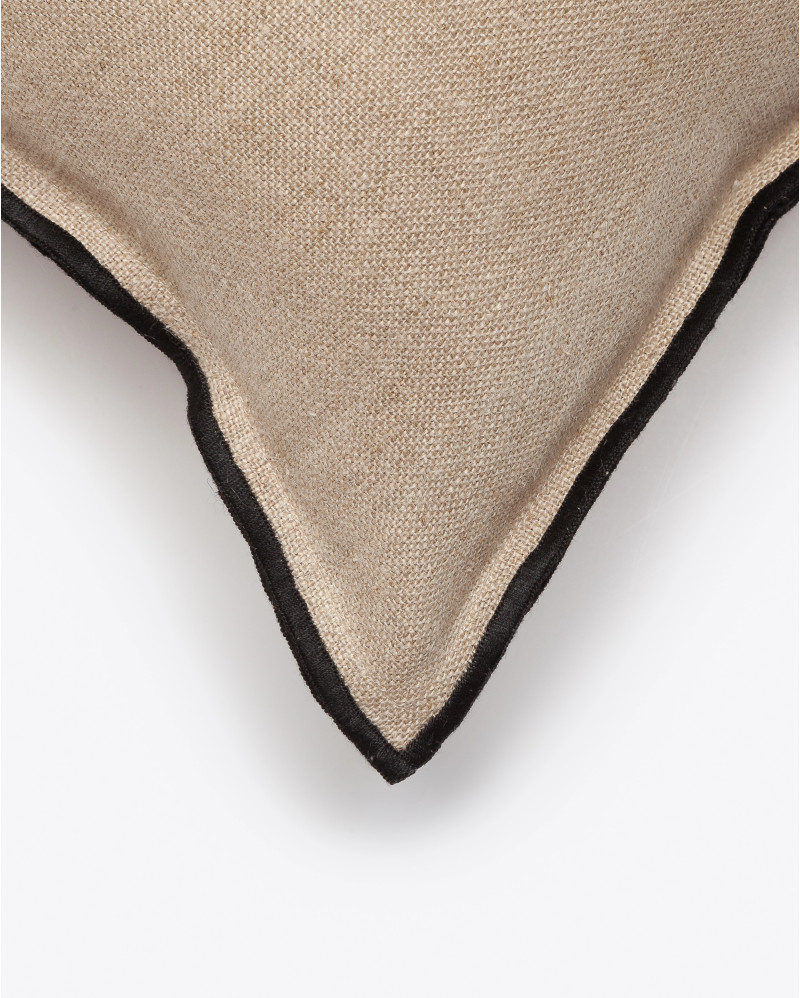 Housse de coussin PAWAI en lin 60 x 60 cm en couleur naturelle avec surjet noir