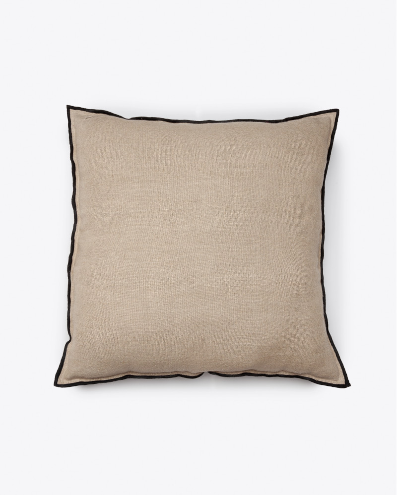 Housse de coussin PAWAI en lin 60 x 60 cm en couleur naturelle avec surjet noir