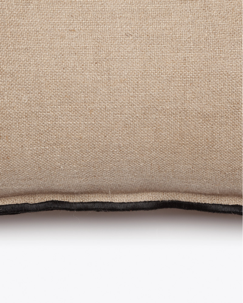 Housse de coussin PAWAI en lin 50 x 50 cm en couleur naturelle avec surjet noir