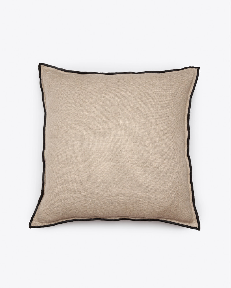 Housse de coussin PAWAI en lin 50 x 50 cm en couleur naturelle avec surjet noir