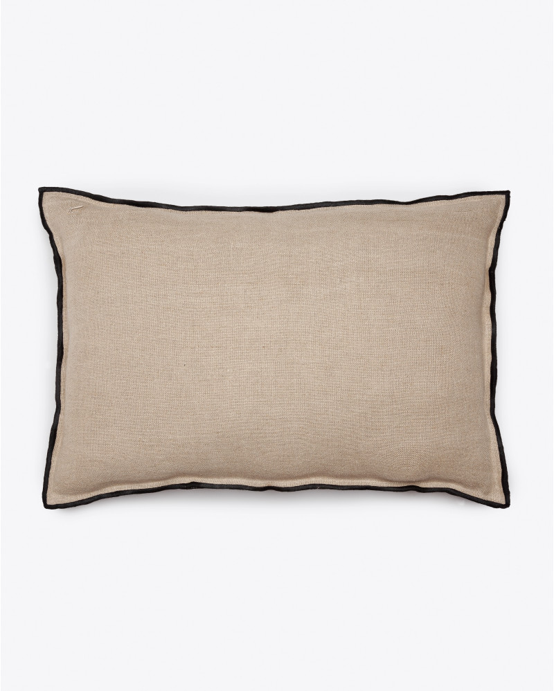 Housse de coussin PAWAI en lin 60 x 40 cm en couleur naturelle avec surjet noir