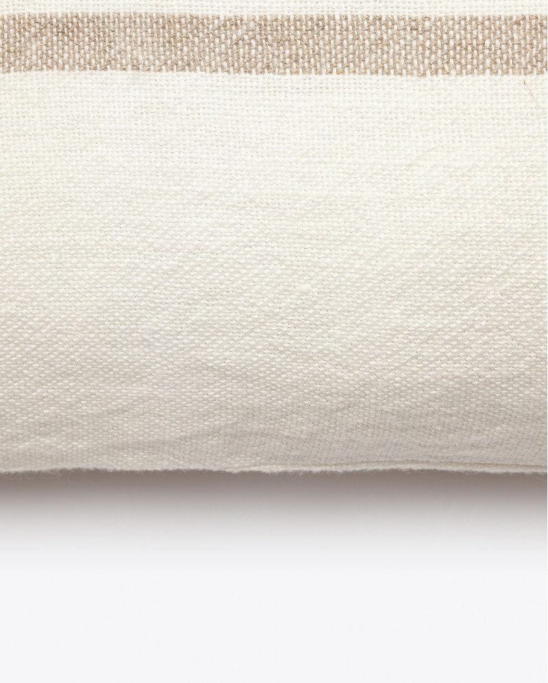 Housse de coussin ZIP en lin 60 x 60 cm en couleur blanche avec des rayures naturelles