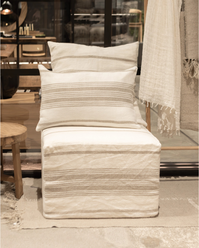 Housse de coussin ZIP en lin 60 x 40 cm en couleur blanche avec des rayures naturelles