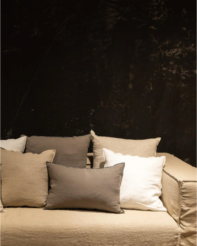 Housse de coussin KAURA en lin 60 x 60 cm en taupe