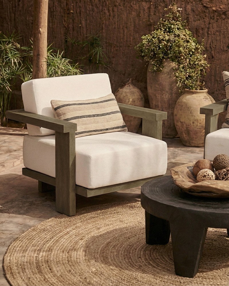 Sofá de exterior PANJANG 1 plaza en teca natural con acabado envejecido, 88 x 83 x 81 cm, con tapizado color marfil (Ivory)