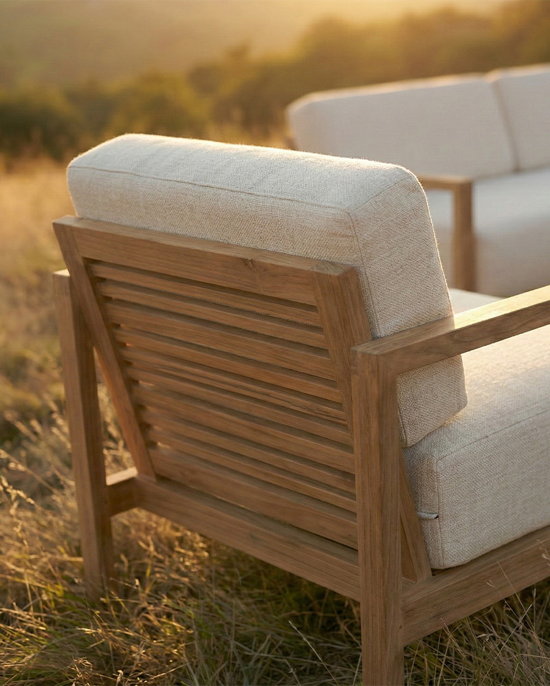 Sofá de exterior SELMA 1 plaza en teca natural, 78 x 83 x 67 cm, con tapizado color marfil (Ivory)