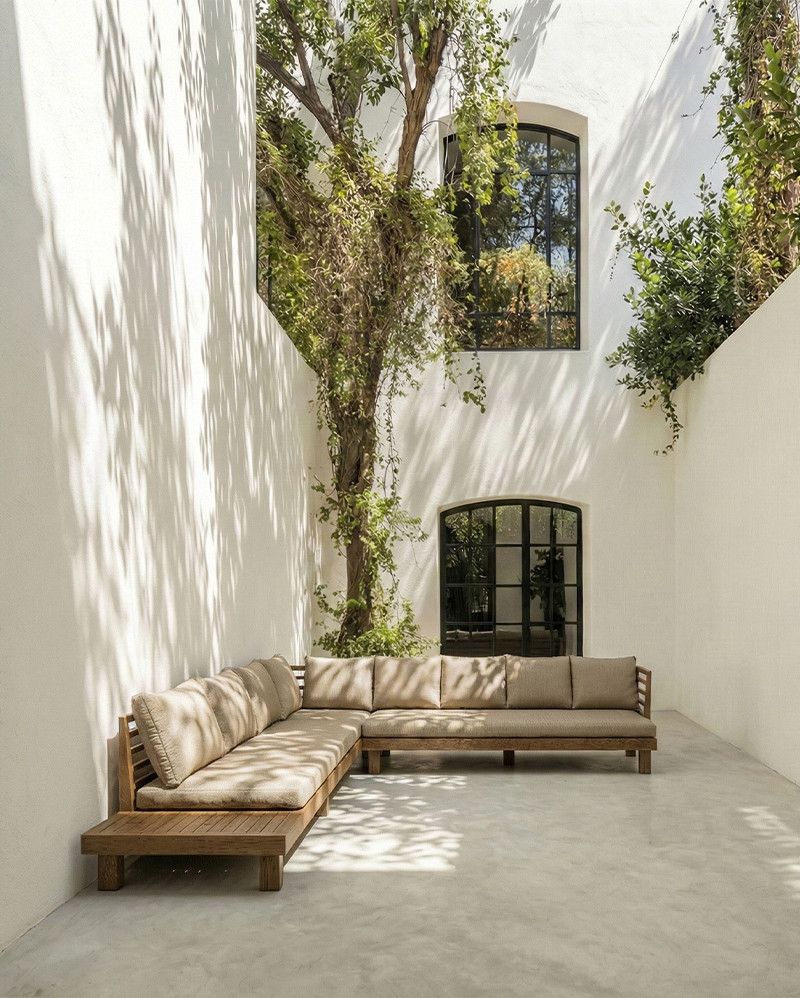 STRAUSS 4-seater left corner outdoor sofa in natural teak and olefin, 304 x 252 x 67 cm, with ivory-coloured upholstery