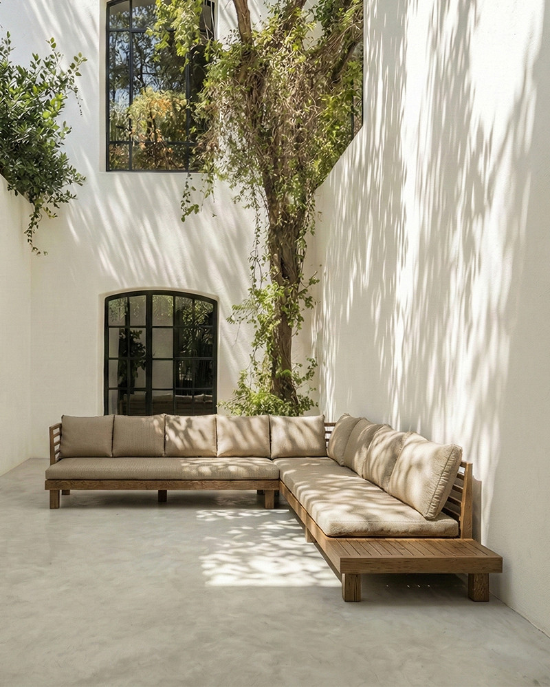 Sofá de exterior STRAUSS 4 plazas rinconero derecho en teca natural y olefina con tapizado color marfil (Ivory)