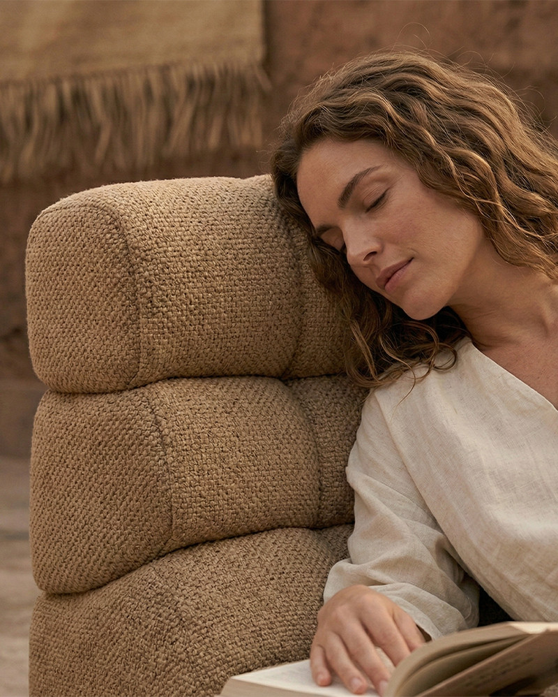 Chaise longue de exterior CHOPIN de olefina reciclada 93 x 145 x 78 cm en color arena (Sand)