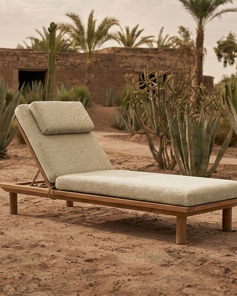 Tumbona de exterior TOPRAK en teca natural, 200 x 70 x 25 cm, con colchón color marfil (Ivory)