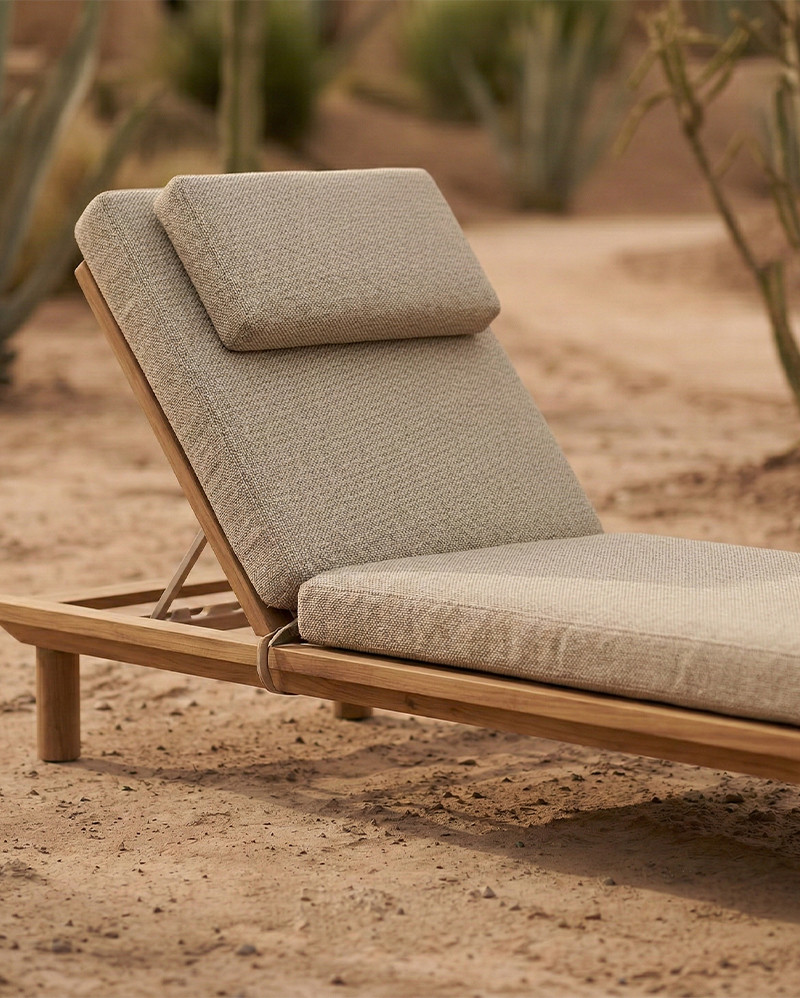 Tumbona de exterior TOPRAK en teca natural, 200 x 70 x 25 cm, con colchón color marfil (Ivory)