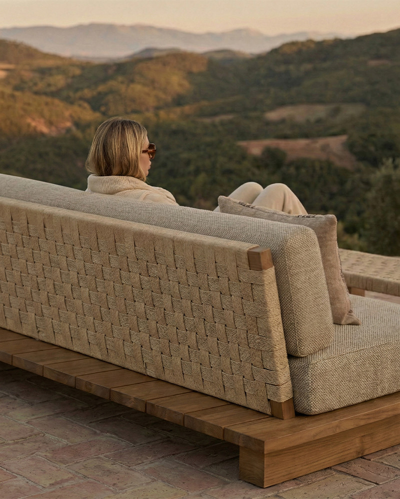 Sofá de exterior CORA 4 plazas en teca natural y cuerda sintética, 240 × 100 × 72 cm, con tapizado color arena (Sand)