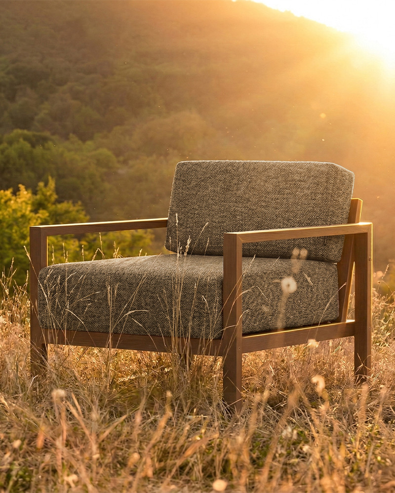 SELMA 1-seater outdoor sofa in teak wood, 78 × 83 × 67 cm, with sand-coloured upholstery.