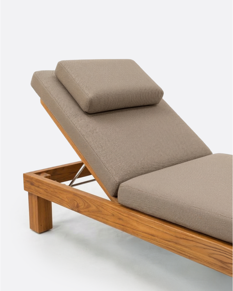 Tumbona de exterior STRAUSS en teca natural, 200 x 80 x 25 cm, con colchón color arena (Sand)