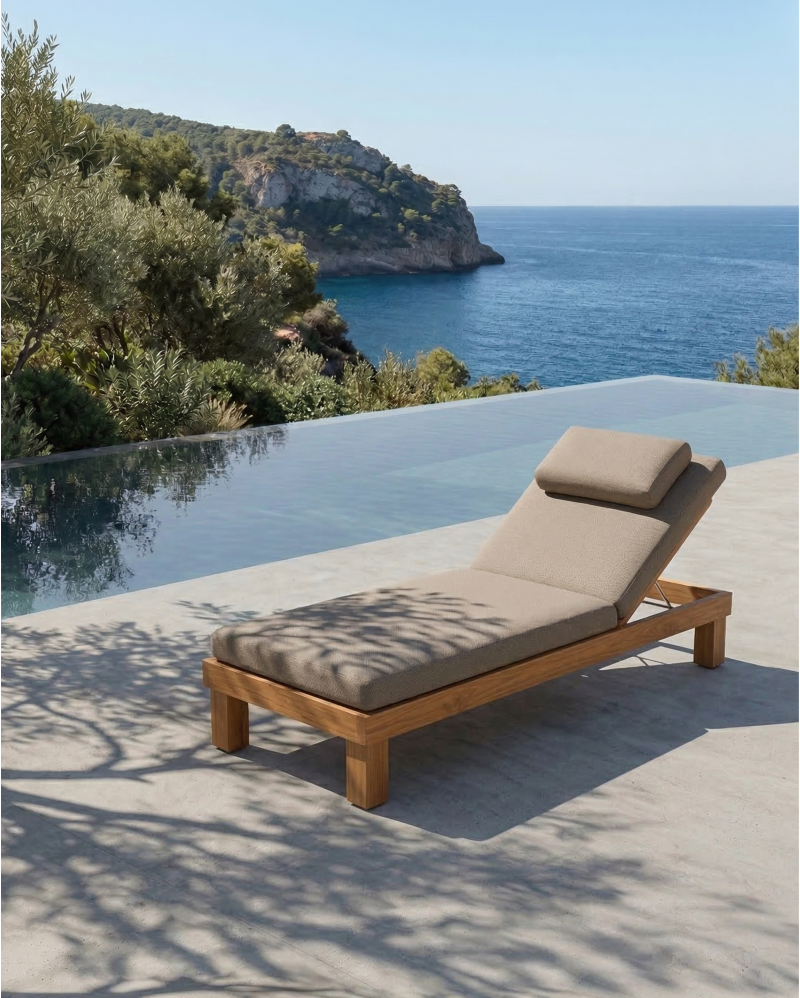 Tumbona de exterior STRAUSS en teca natural, 200 x 80 x 25 cm, con colchón color arena (Sand)