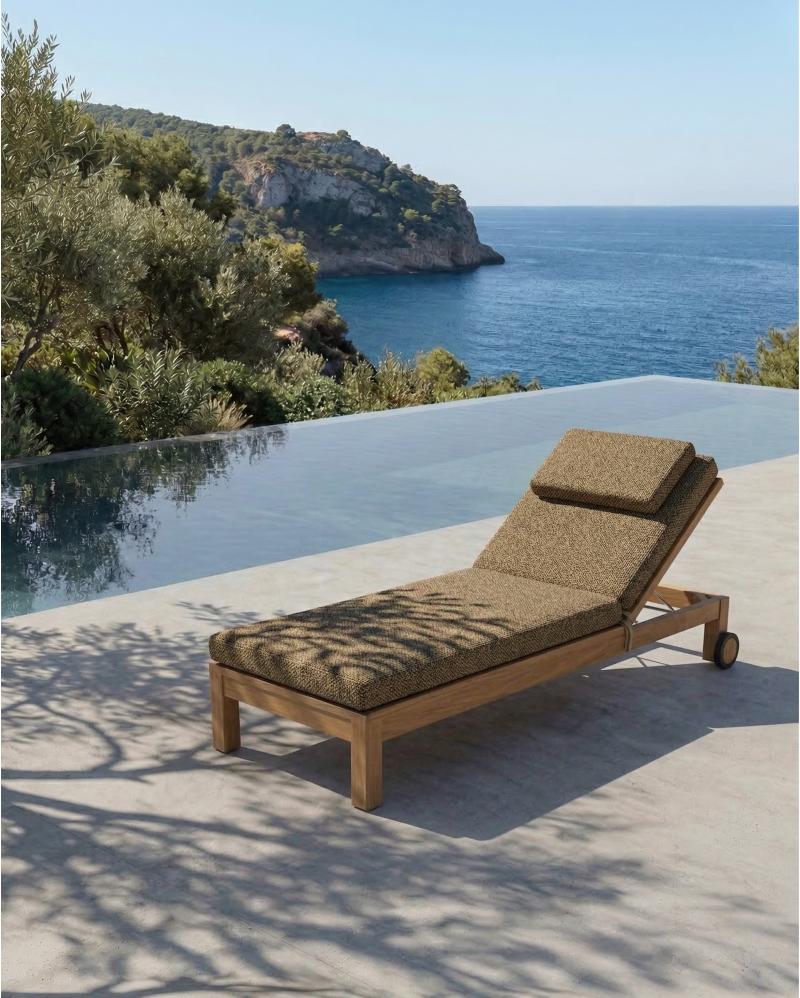 Tumbona de exterior GENESIS de madera de teca 201 x 78 x 27 cm con colchón color arena (Sand)