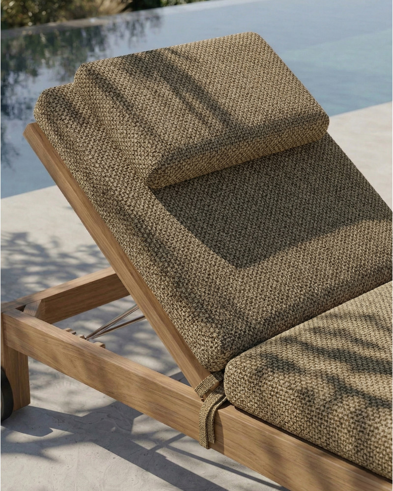 Tumbona de exterior GENESIS de madera de teca 201 x 78 x 27 cm con colchón color arena (Sand)
