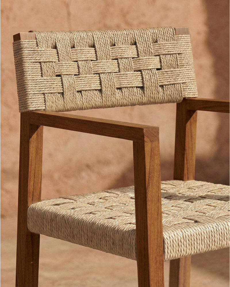 Silla de exterior con reposabrazos CORA de madera de teca y cuerda sintética 52 x 56 x 77 cm en color natural