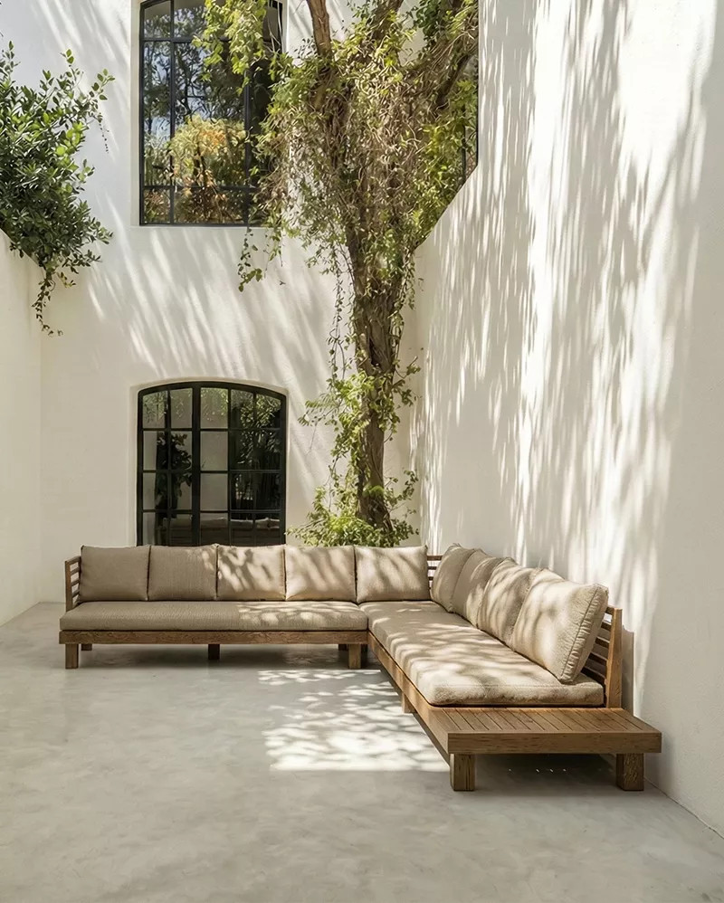 STRAUSS 4-seater left corner outdoor sofa in natural teak and olefin, 304 x 252 x 67 cm, with ivory-coloured upholstery