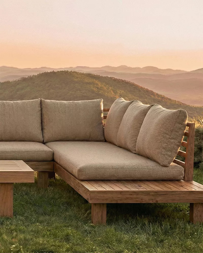 STRAUSS 4-seater left corner outdoor sofa in natural teak and olefin, with sand-coloured upholstery